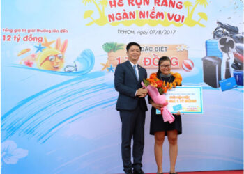 Đại diện Sacombank, ông Nguyễn Minh Tâm – Phó Tổng Giám đốc – trao giải Đặc biệt là sổ tiết kiệm trị giá 1 tỷ đồng cho khách hàng Đỗ Quốc Quỳnh Như.